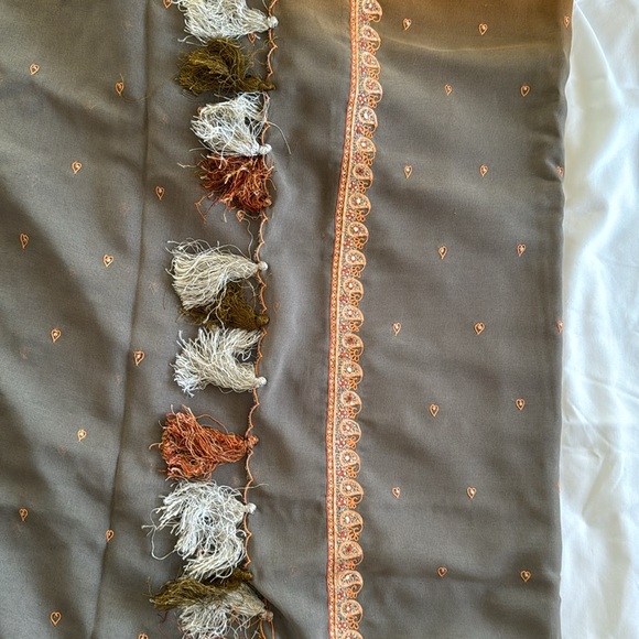 Indian saree with blouse - Picture 3 of 7